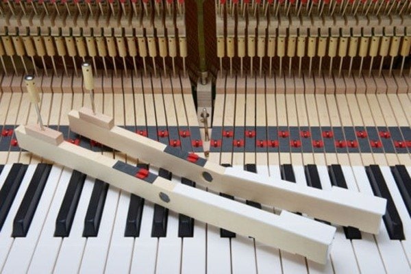 Lót chốt bàn phím Piano quá chặt thì cũng có thể khiến phím Piano bị kẹt (Nguồn: Internet)