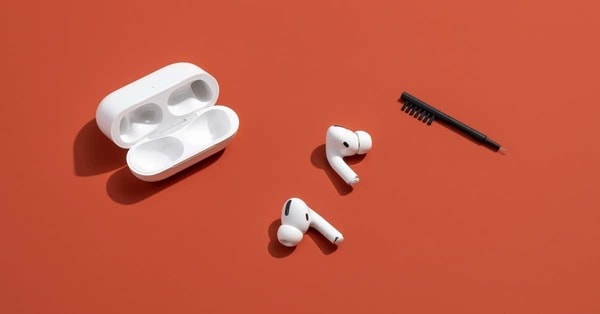 Sử dụng bàn chải nhỏ, lông mềm để làm sạch bên trong của tai nghe True Wireless (Nguồn: Internet)