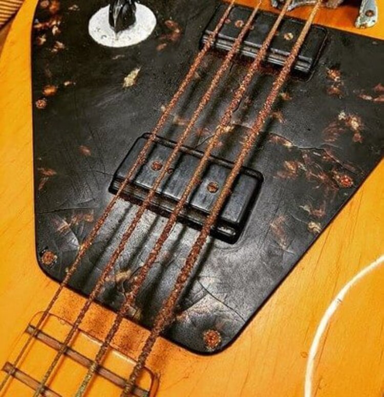 Bạn nên thay dây đàn mới nếu dây bị rỉ sét nặng không thể tiếp tục sử dụng