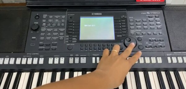 Bạn thực hiện xoay con xoay về phía bên trái