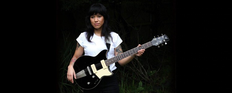 Cần lựa chọn loại dây đeo đàn phù hợp khi cầm đàn guitar ở tư thế đứng (Nguồn: Yamaha)