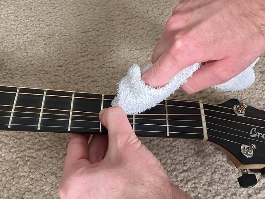 Cần vệ sinh dây đàn đúng kỹ thuật để tránh ảnh hưởng tới cấu trúc của dây đàn