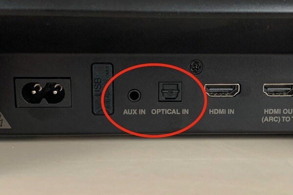 Cổng có ký hiệu AUX trên loa Soundbar