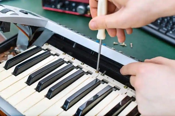 Không tự ý tháo lắp các bộ phận bên trong của đàn piano điện