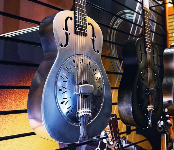 Resonator Guitar - Sự lựa chọn lý tưởng để chơi nhạc trong các dàn nhạc giao hưởng, thính phòng (Nguồn: Internet)