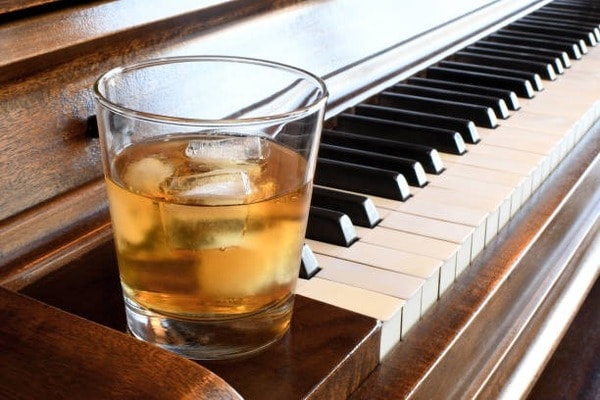 Tránh đặt đồ ăn, nước uống lên đàn Piano cơ vì có thể khiến phím đàn bị kẹt và làm ẩm đàn  (Nguồn: Internet)