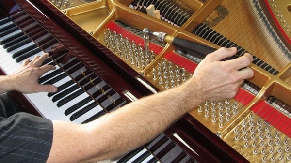 Bạn cần thường xuyên chỉnh dây đàn Piano cơ để mang lại trạng thái lý tưởng nhất cho dây đàn (Nguồn: Internet)