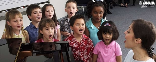 Luyện hát hợp xướng sẽ giúp bé hát có cảm xúc, giao tiếp qua âm nhạc với các bạn