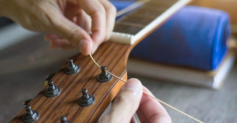 Nên thay dây đàn guitar 2-3 tháng 1 lần để đảm bảo dây đàn luôn ở trạng thái tốt nhất 