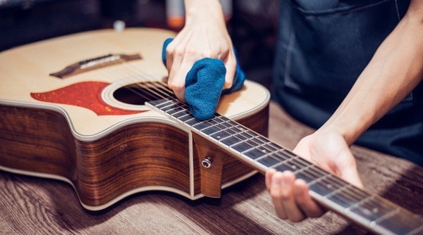 Thường xuyên lau chùi đàn guitar sau khi sử dụng xong để giúp đàn luôn bền đẹp