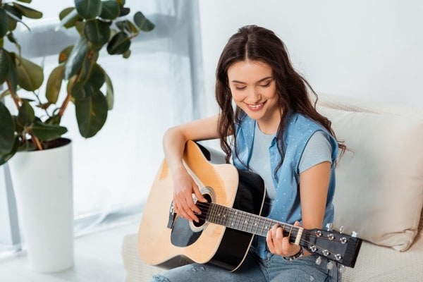 Lựa chọn khóa học guitar phù hợp sẽ giúp bạn nhanh chơi đàn tiến bộ