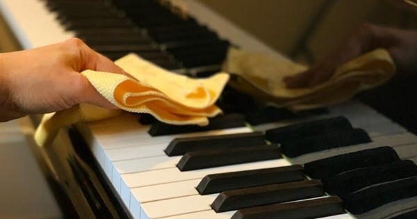 Bạn nên sử dụng khăn mềm sạch để lau và vệ sinh đàn Piano cơ (Nguồn: Internet)