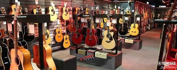 Tại các cửa hàng của Yamaha luôn có sẵn nhiều loại đàn Guitar với số dây, kích thước, chủng loại đa dạng, đảm bảo chất lượng, giá thành phải chăng  (Nguồn Yamaha)