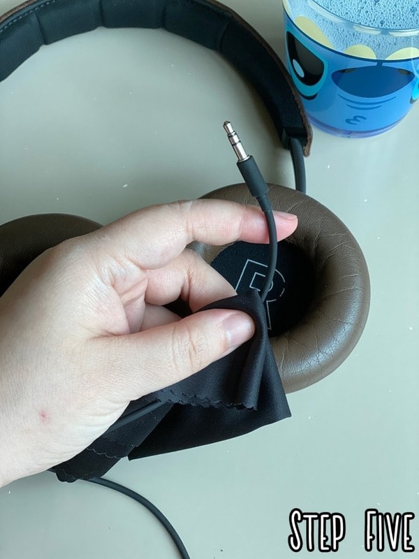 Cuối cùng bạn lau sạch phần dây và kẹp cao su gần giắc cắm tai nghe để hoàn thiện vệ sinh tai nghe chụp tai (Nguồn: Internet)