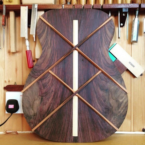 Hình ảnh thanh giằng guitar đôi X.  (Nguồn: Internet)