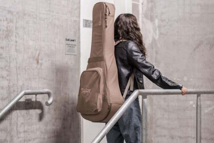 Nên bảo quản đàn trong bao khi di chuyển hoặc không sử dụng