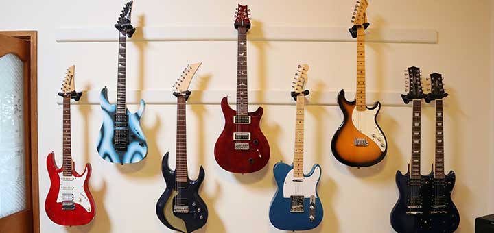 Nên treo đàn guitar trên giá hoặc kệ nếu sử dụng thường xuyên, không nên vứt ở dưới đất 