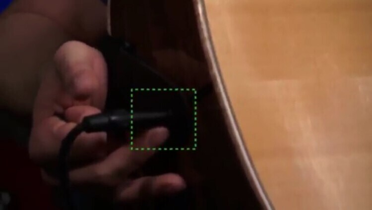 Vòng dây line qua dây đeo trước khi cắm đàn (Nguồn: Internet)