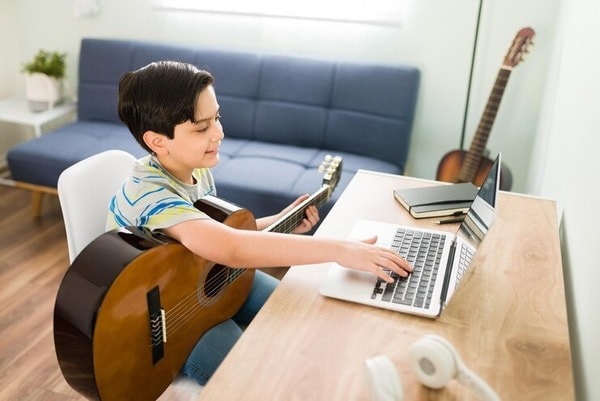 Xem bé có hứng thú với đàn guitar không bằng cách cho bé tiếp xúc với kênh Youtube hoặc ứng dụng dạy guitar