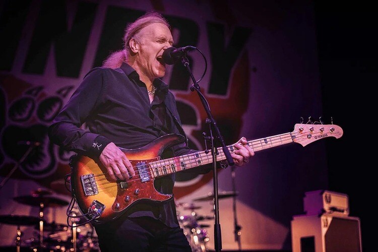 Cách cầm đàn guitar đứng sẽ giúp bạn chơi đàn phiêu và ngầu hơn (Nguồn: Yamaha)