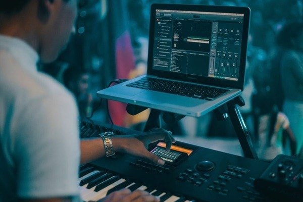 Có nhiều phần mềm sản xuất nhạc miễn phí có thể sử dụng với đàn piano điện