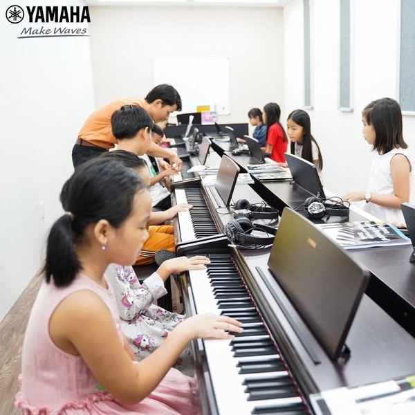 Bạn nên theo học đàn Piano tại các trung tâm uy tín để được đào tạo bài bản và chuyên nghiệp
