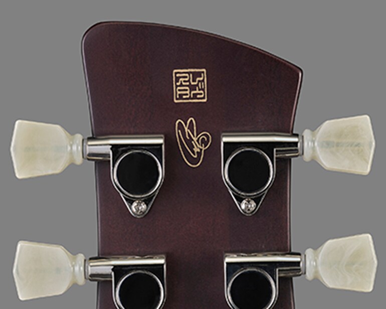 Khắc chữ ký ở mặt sau headstock của Signature Revstar RS02CB