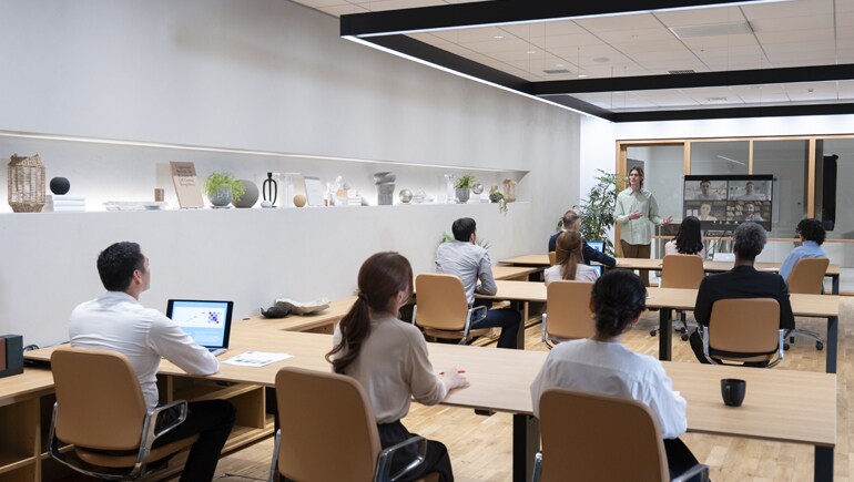 Học tập chủ động: Tương tác mượt mà giữa người trong phòng và người tham gia từ xa