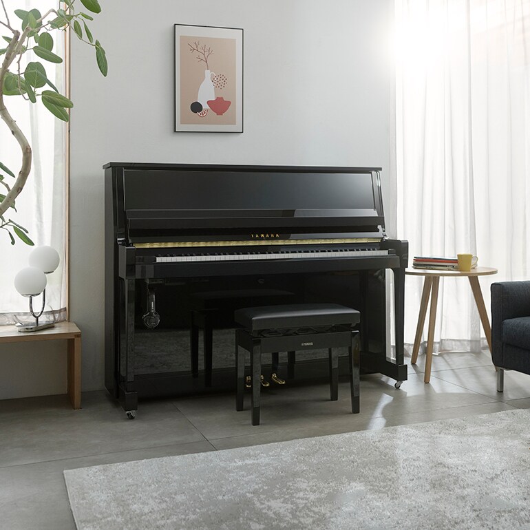 Đàn piano đứng B30 được đặt trong phòng khách.