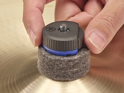 Hình ảnh minh họa cách cố định cymbal bằng cách bóp đai ốc tháo nhanh