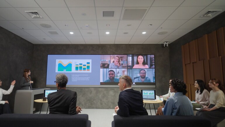 Phong cách hội nghị – Micro trần: Hội thoại tự nhiên mà không cần lo lắng về vị trí micro