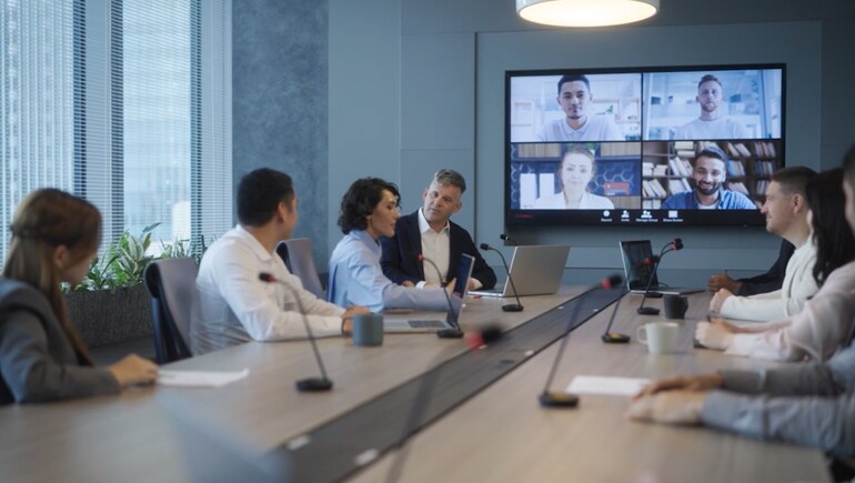 Phong cách hội nghị – Micro không dây: Thiết lập không dây cho thiết kế phòng gọn gàng, tinh tế