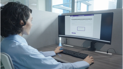 Ảnh một phụ nữ làm việc trên PC, thể hiện việc triển khai dễ dàng và hiệu quả