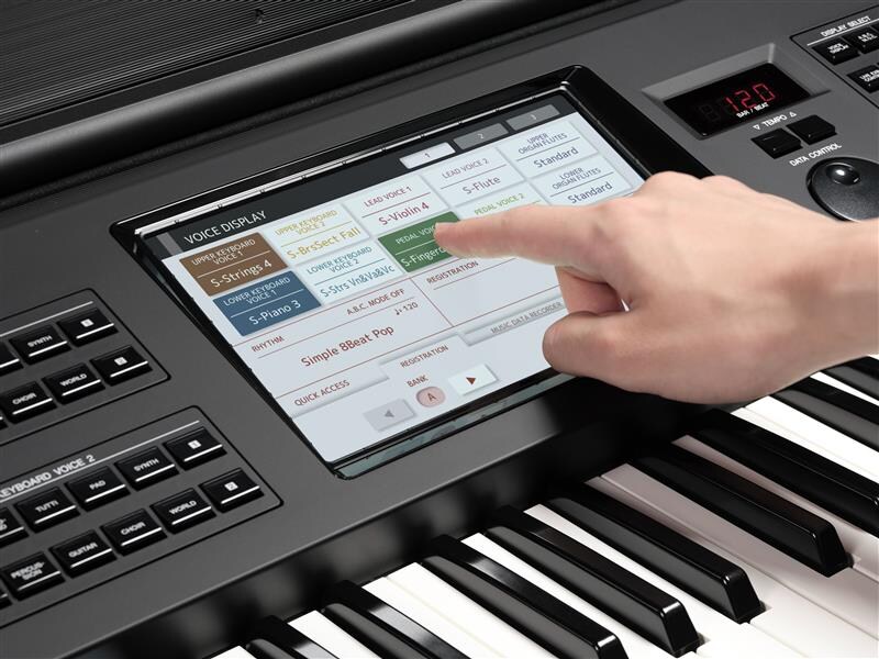 Người dùng đang thao tác trên màn hình LCD cảm ứng lớn.
