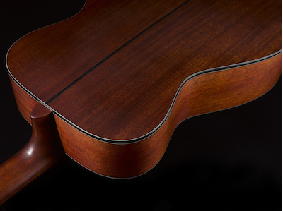 Phần lưng và hông đàn bằng gỗ Mahogany nguyên tấm