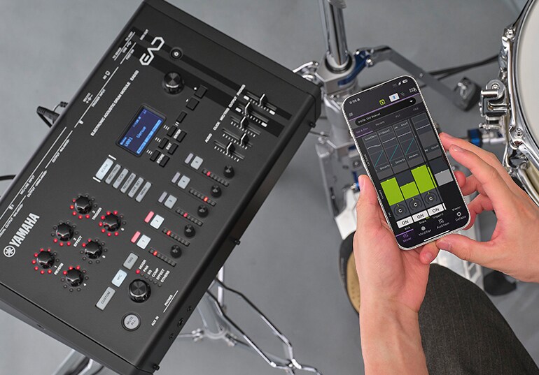 Người dùng điều khiển EAD50 bằng ứng dụng EAD Touch.
