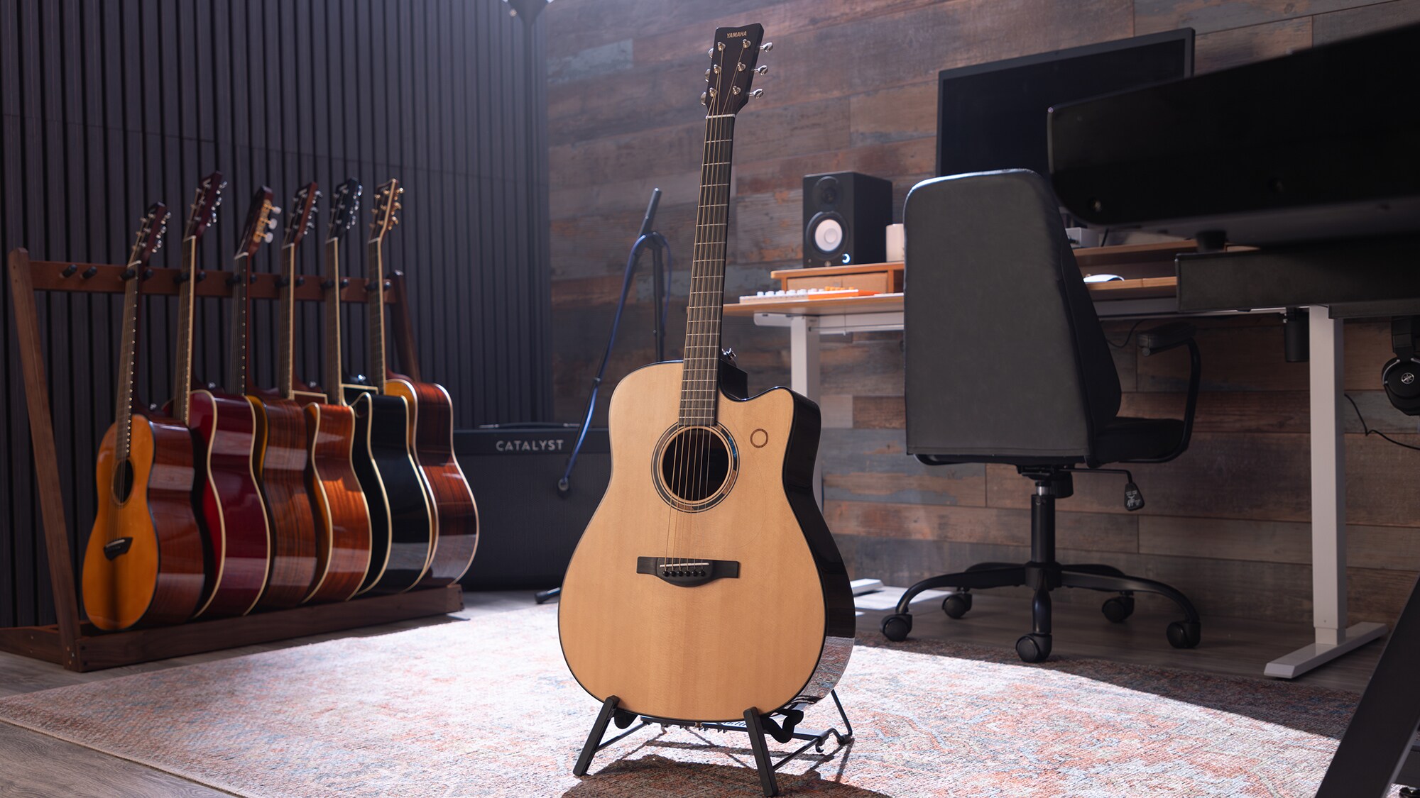 Một cây guitar acoustic TAG3 C đặt ở trung tâm của phòng thu tại nhà