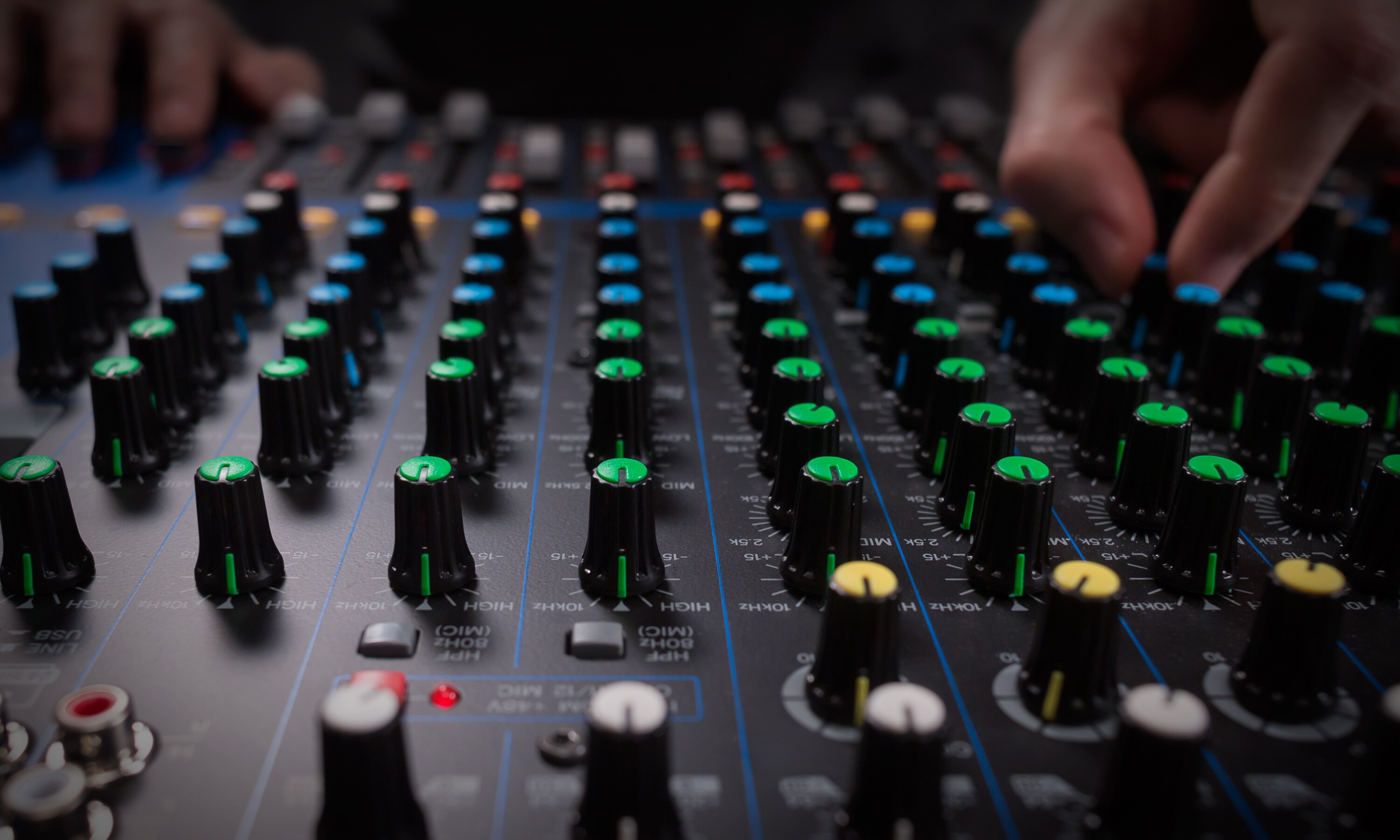 Sử dụng bus giúp bạn thay đổi âm lượng của các âm thanh được nhóm mà không cần điều chỉnh từng Fader