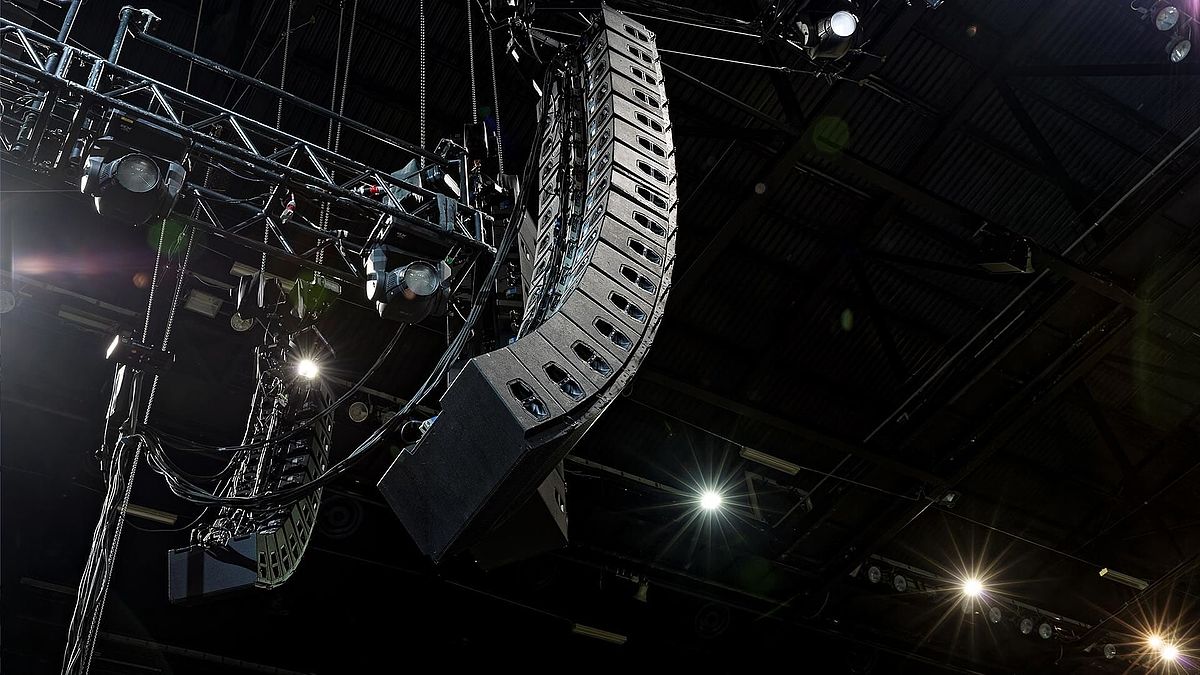 Loa Array với công suất mạnh mẽ, độ phóng âm thanh cực lớn đáp ứng nhu cầu sử dụng của các sân khấu nhạc lớn   