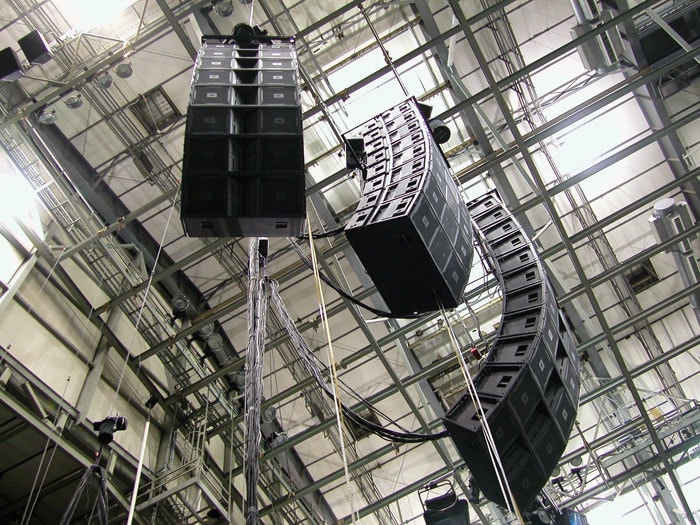 Loa Array là hệ thống âm thanh được tạo nên từ những chiếc loa đơn lẻ giống nhau để hình thành nên một khối loa đồng nhất 