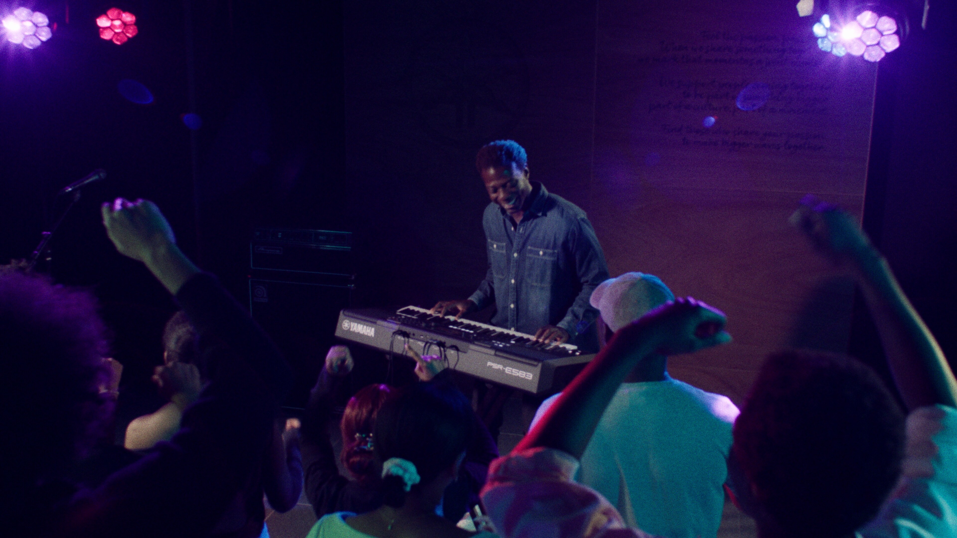 Người chơi PSR-E583 với tai nghe