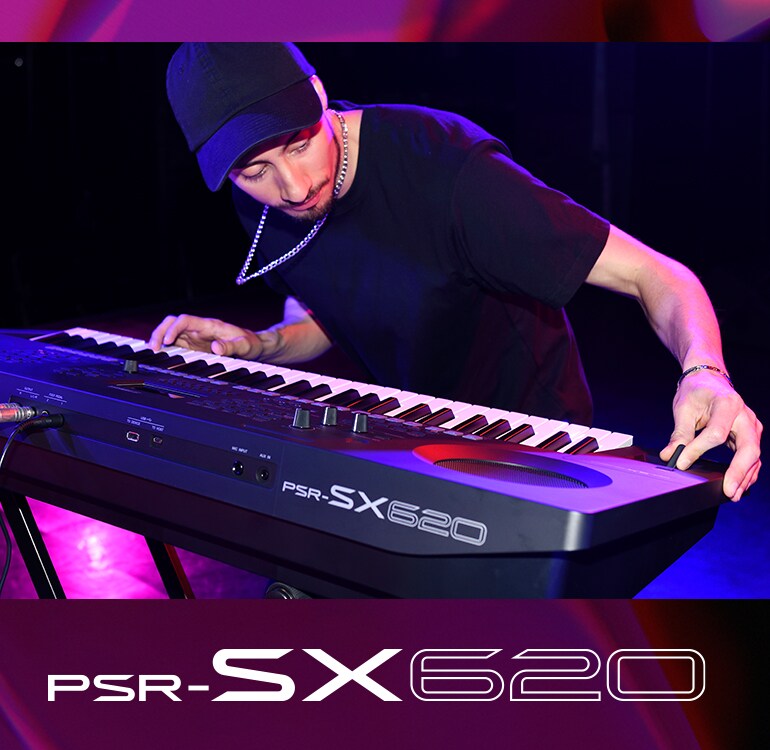 Nghệ sĩ chơi đàn PSR-SX620 trên sân khấu.