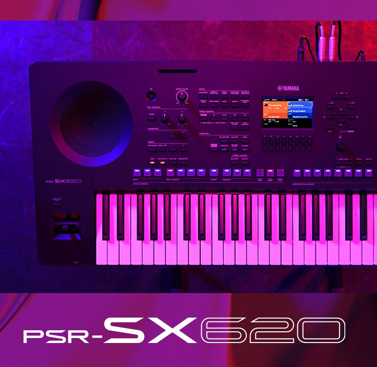 Hình ảnh từ trên của đàn PSR-SX620 dưới ánh đèn sân khấu.