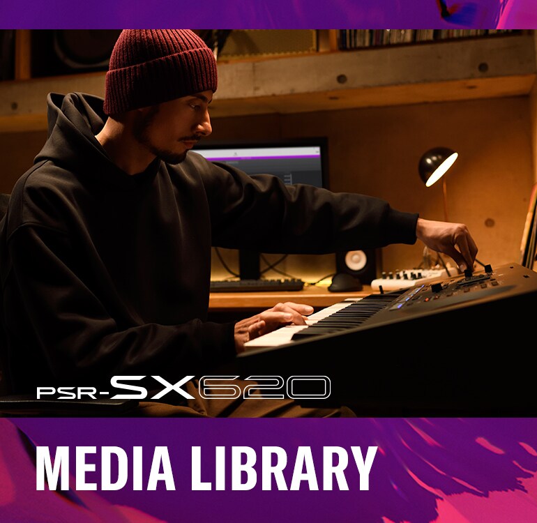 Một người chơi đàn Yamaha Arranger Workstation PSR-SX620