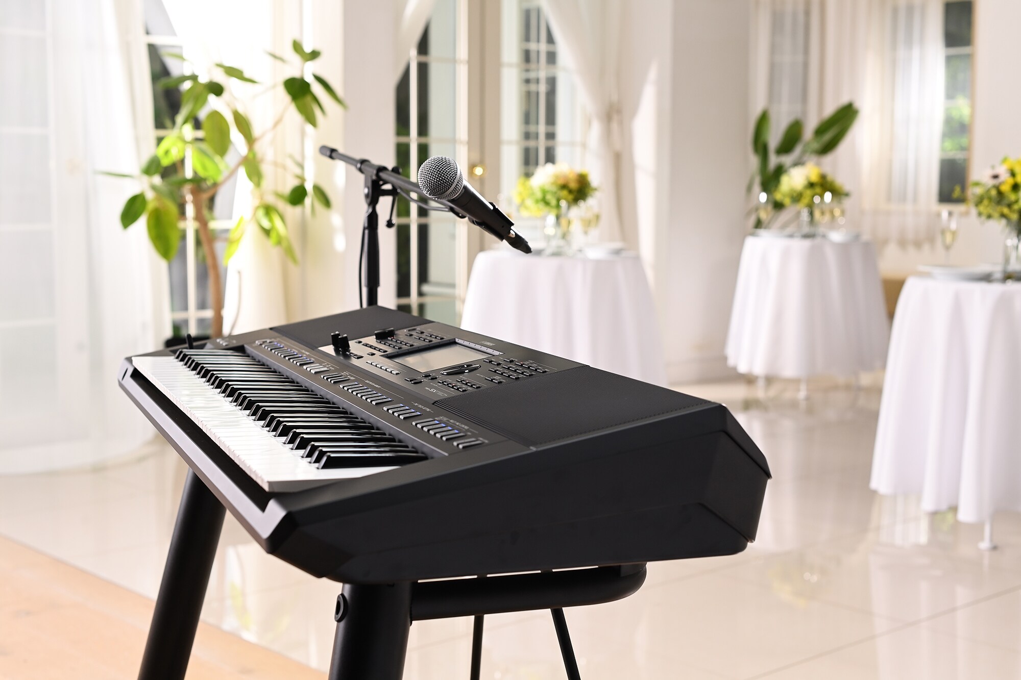 Yamaha Arranger Workstation PSR-SX720+ cùng chân micro tại không gian tiệc.