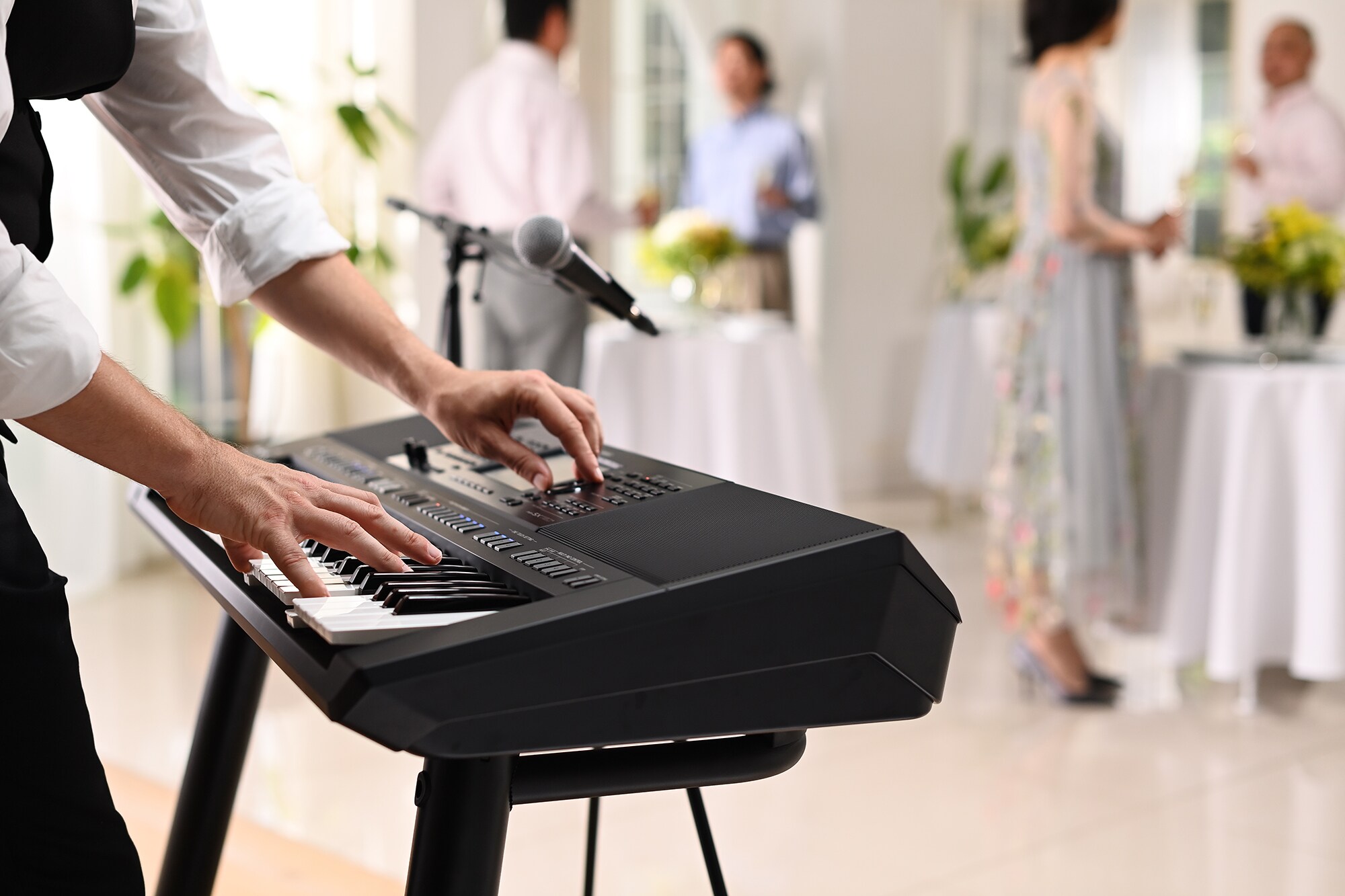 Yamaha Arranger Workstation PSR-SX720+ đang được biểu diễn tại không gian tiệc.