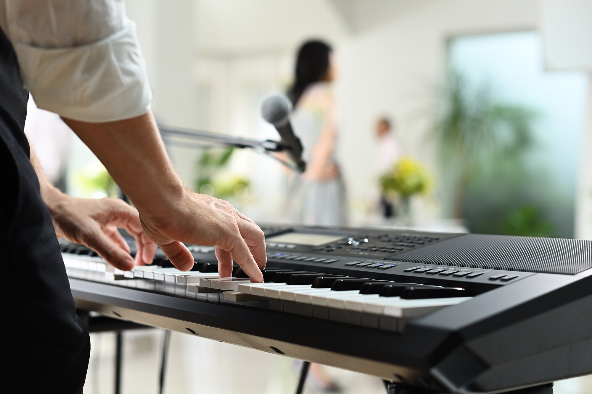 Yamaha Arranger Workstation PSR-SX720+ đang được biểu diễn tại không gian tiệc.