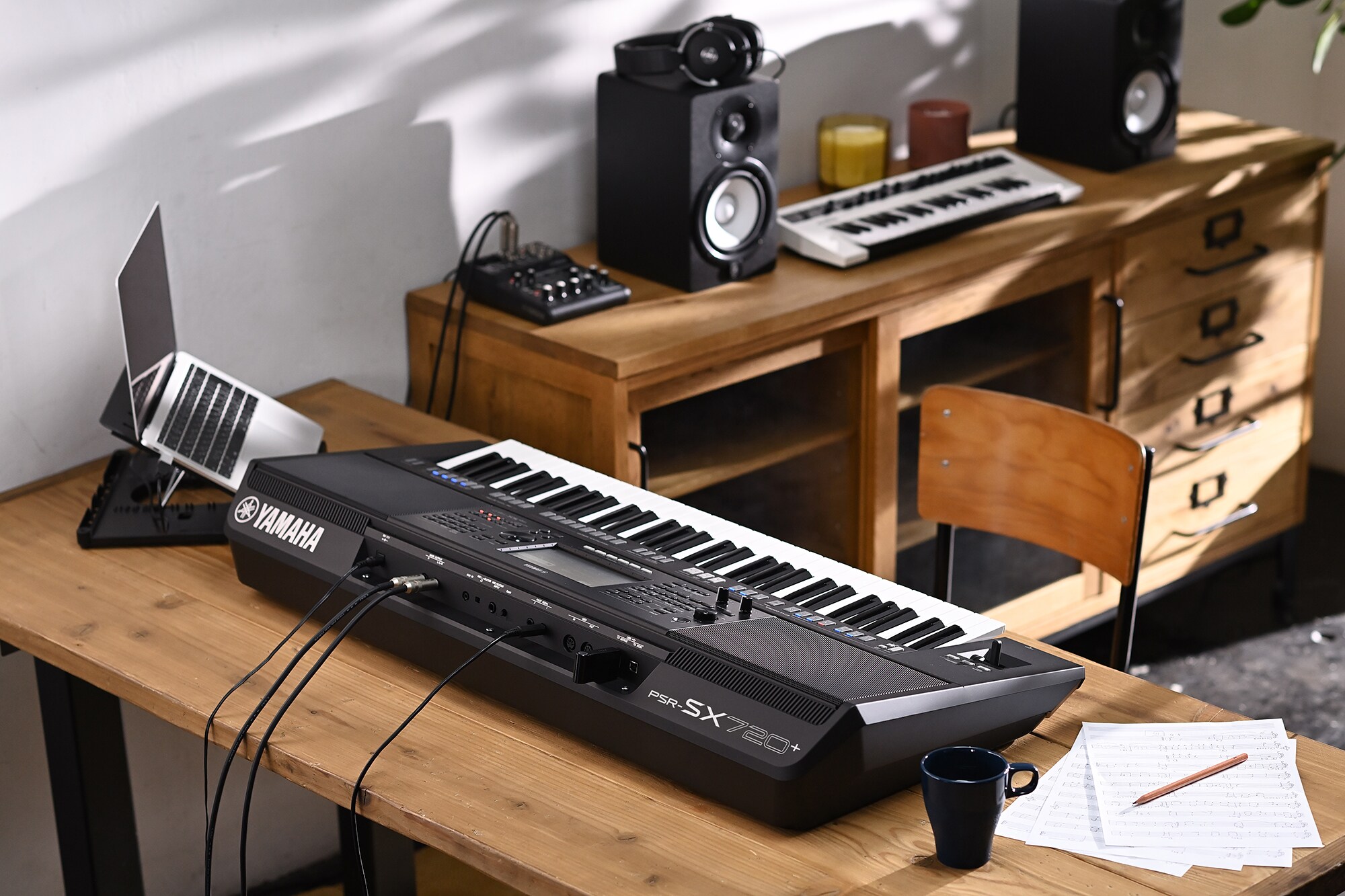Yamaha Arranger Workstation PSR-SX720+ đặt trên bàn.