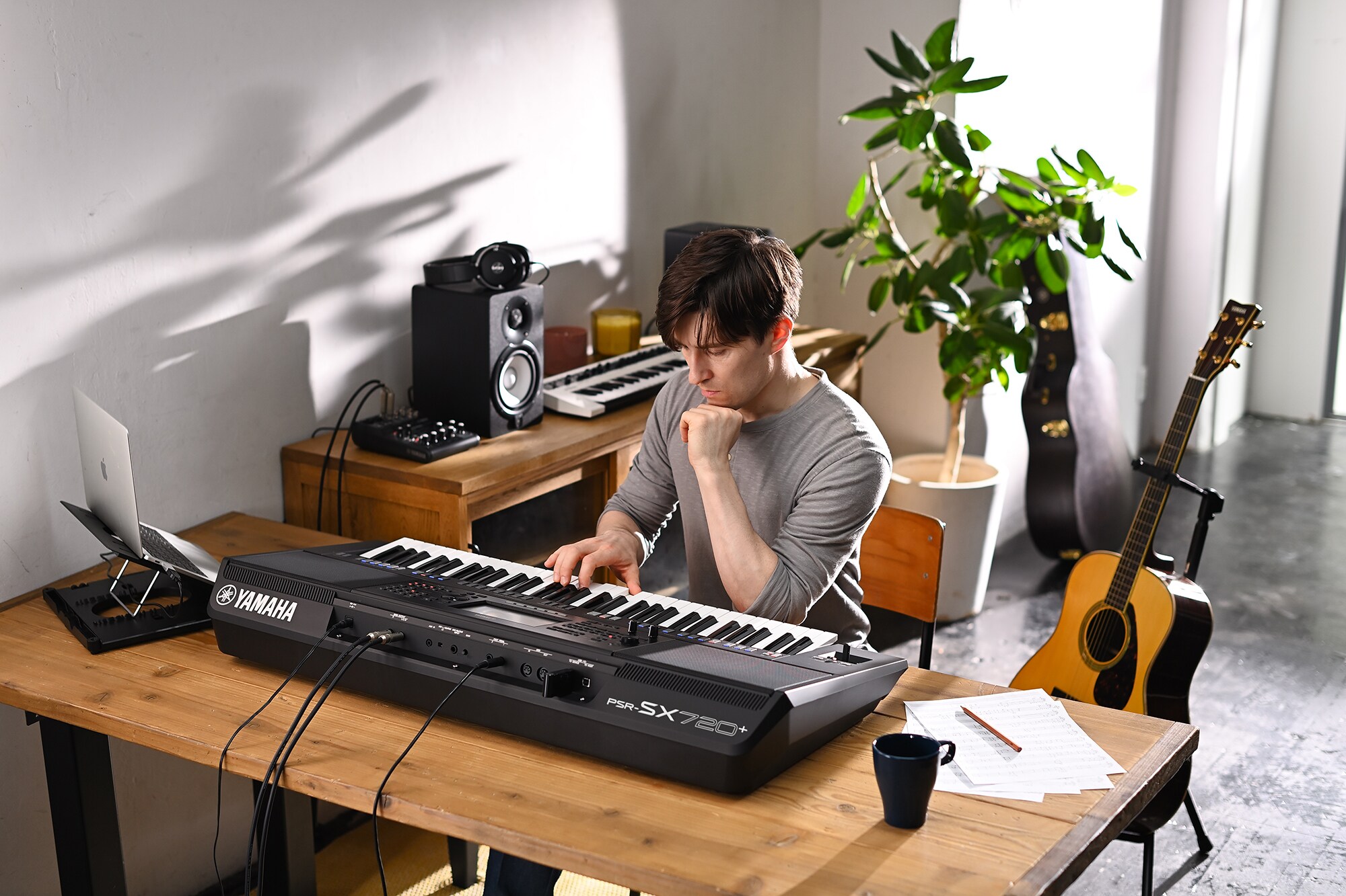 Ảnh chụp một người đang chơi đàn Yamaha Arranger Workstation PSR-SX720+.