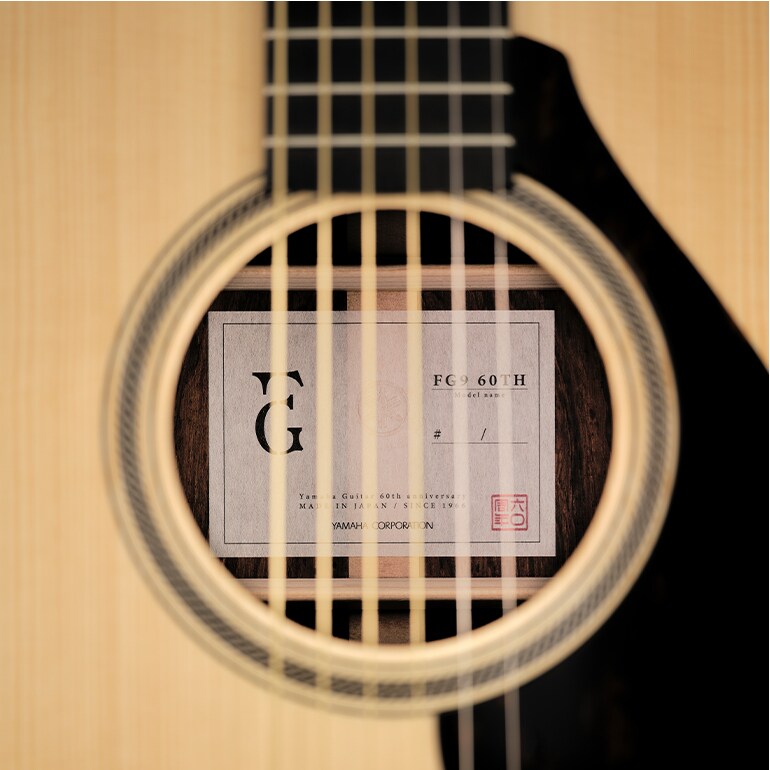 Cận cảnh nhãn bên trong được chế tác từ giấy washi Nhật Bản.